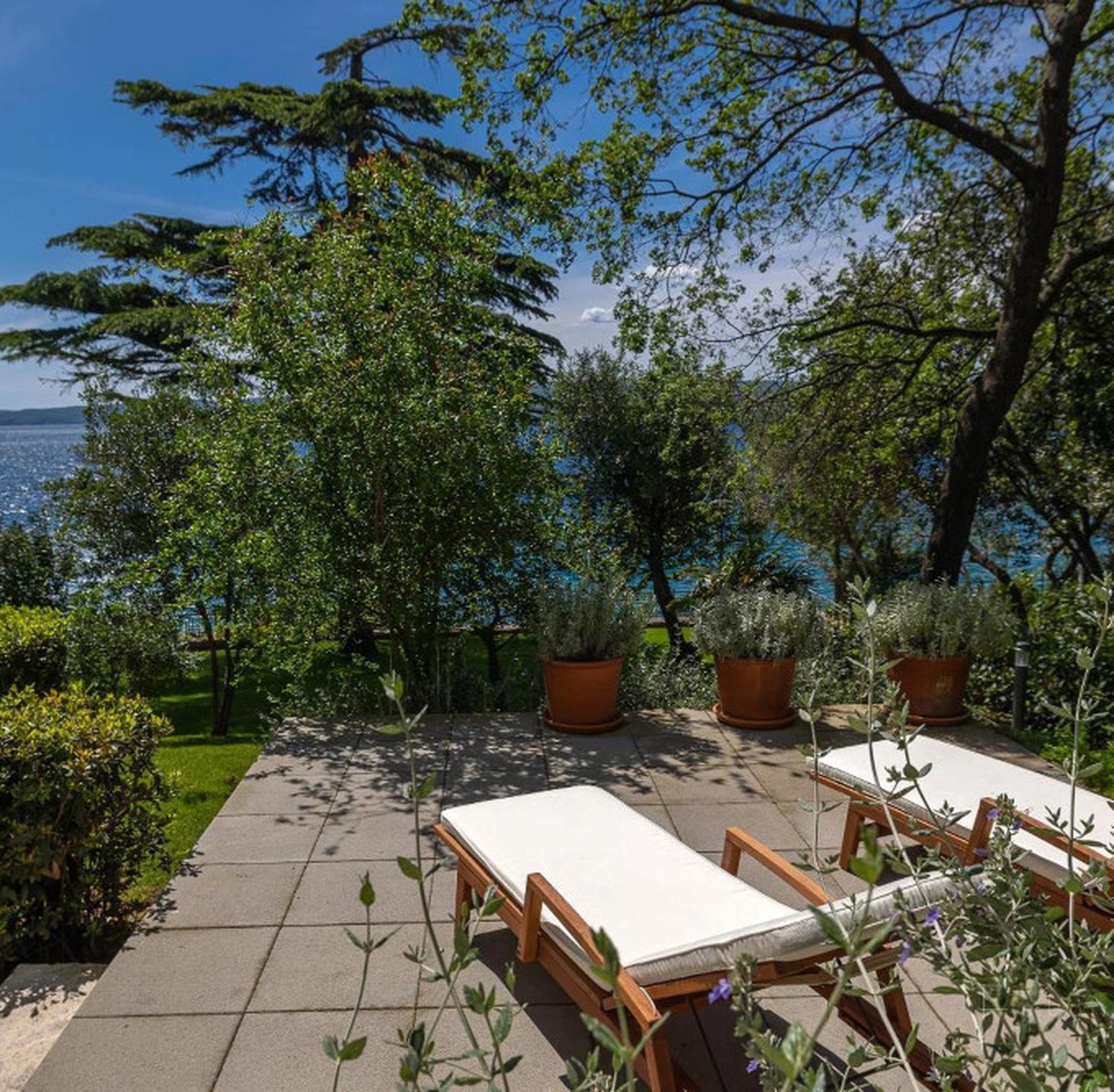 Casa Dida sea-view terrace and sun loungers in Crikvenica